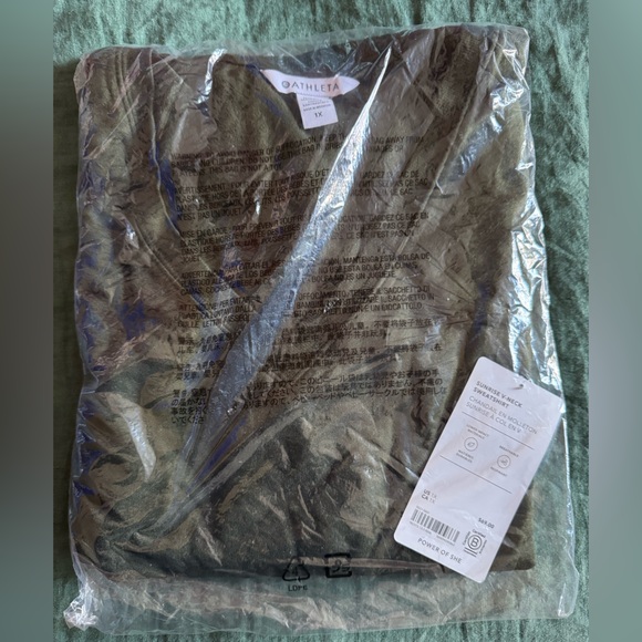 Athleta Sunrise V-neck sweatshirt Dark green
Size 1X New in package - Picture 5 of 7